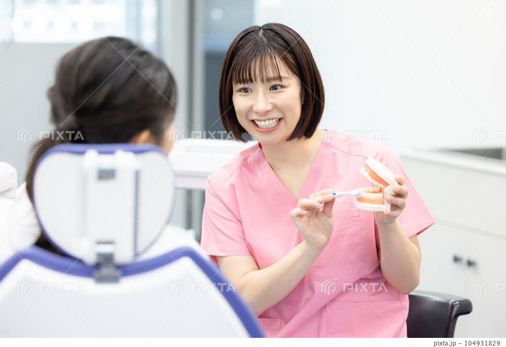 歯みがき指導をする歯科衛生士