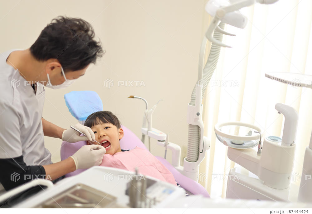 歯科検診を受ける子ども